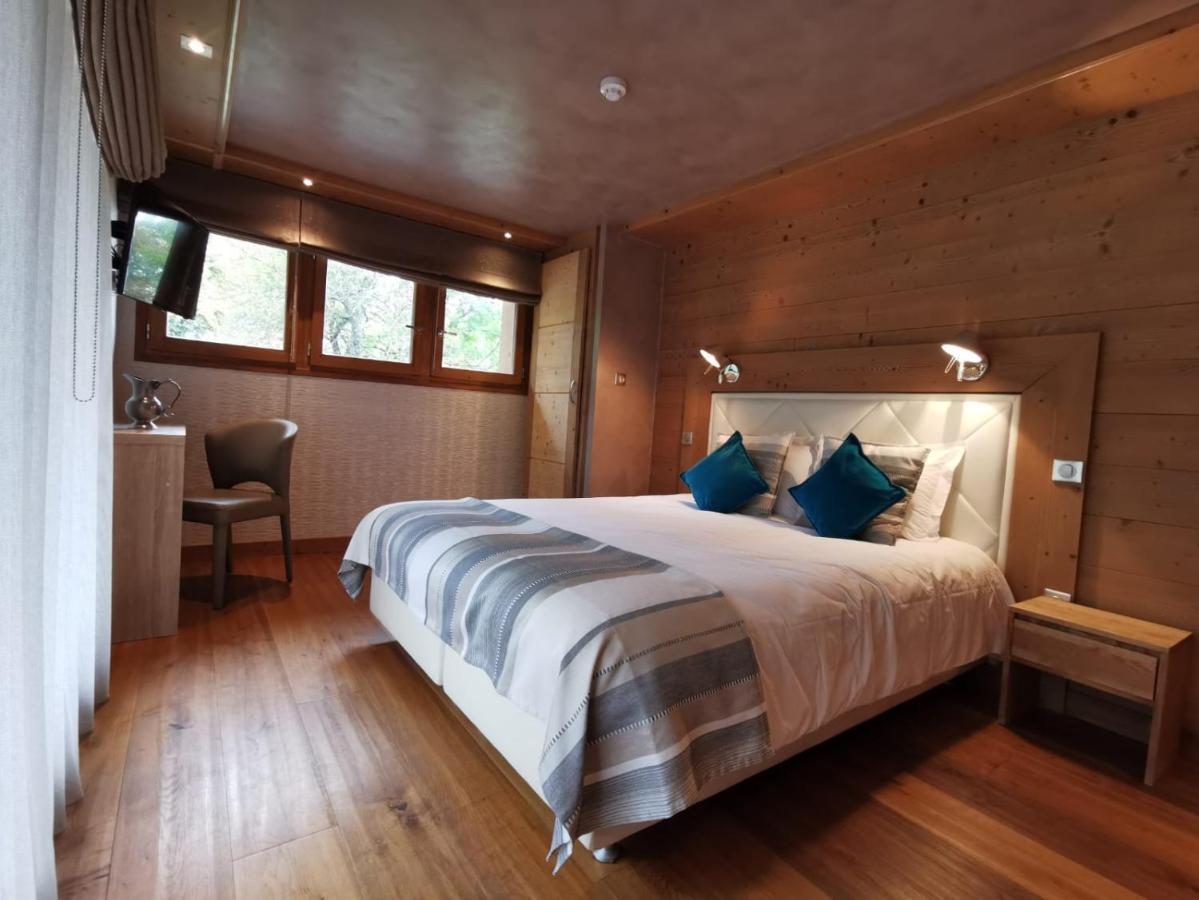 Emilie Chalet *
